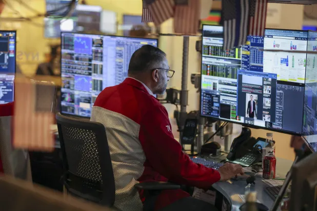 متداول يعمل في بورصة نيويورك (إ.ب.أ)