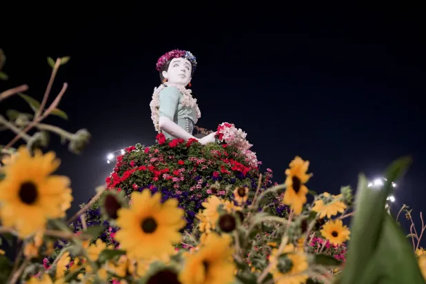 أحد مجسمات الزهور في «بوليفارد فلاورز» (تصوير: تركي العقيلي)