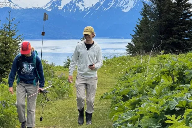 المشي بجانب البحيرات أو الأنهار يقلل الشعور بالوحدة (جامعة جورج تاون)