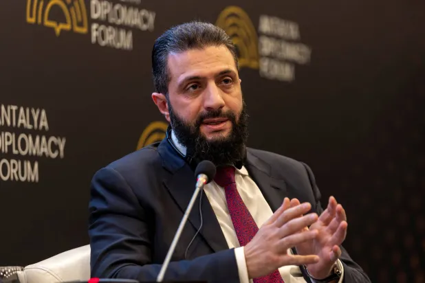 الرئيس السوري أحمد الشرع يتحدث خلال جلسة في منتدى أنطاليا للدبلوماسية في أنطاليا - تركيا 17 أبريل 2026 (رويترز)
