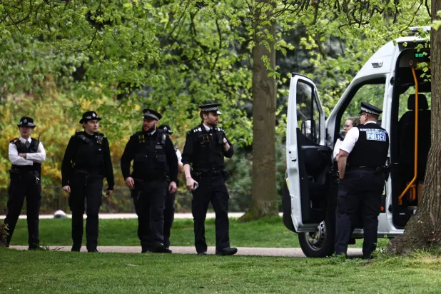 يعمل ضباط الشرطة في حدائق قصر كنسينغتون المغلقة غرب لندن في 17 أبريل 2026 بالقرب من السفارة الإسرائيلية (أ.ف.ب)