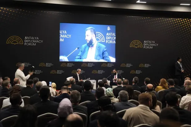 الرئيس السوري أحمد الشرع خلال جلسة حوارية في منتدى أنطاليا الدبلوماسي في تركيا الجمعة (إعلام تركي)