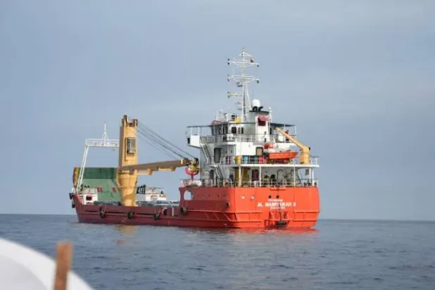 سفينة في مضيق هرمز قبالة ساحل محافظة مسندم العُمانية (رويترز)