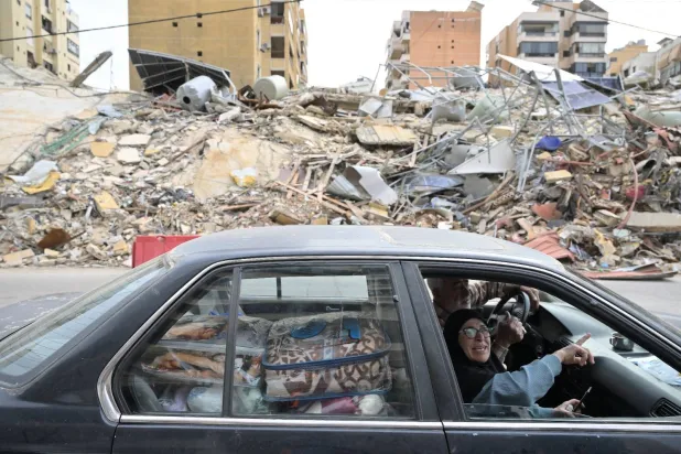 نازحة من الضاحية الجنوبية لبيروت تعود إليها بعد دخول اتفاق وقف إطلاق النار في لبنان حيز التنفيذ (الشرق الأوسط)