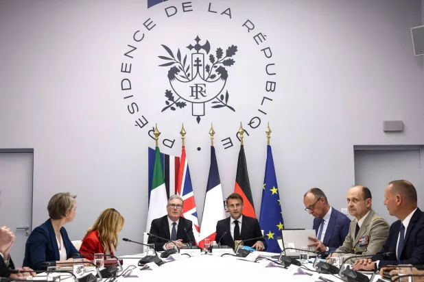 الرئيس الفرنسي إيمانويل ماكرون وإلى جانبه رئيس الوزراء البريطاني كير ستارمر (وسط) الجمعة خلال المؤتمر الخاص بضمان أمن الملاحة في مضيق هرمز (أ.ف.ب)