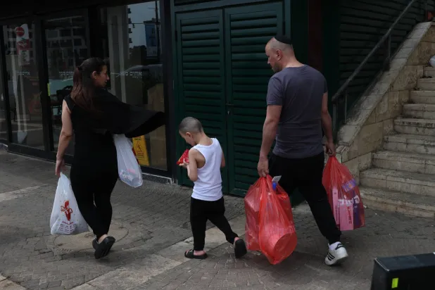 عائدون إلى كريات شمونة في شمال إسرائيل بعد دخول اتفاق وقف إطلاق النار حيز التنفيذ (إ.ب.أ)