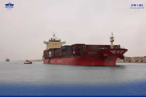 إحدى السفن خلال عبورها قناة السويس في نهاية مارس الماضي (هيئة قناة السويس)