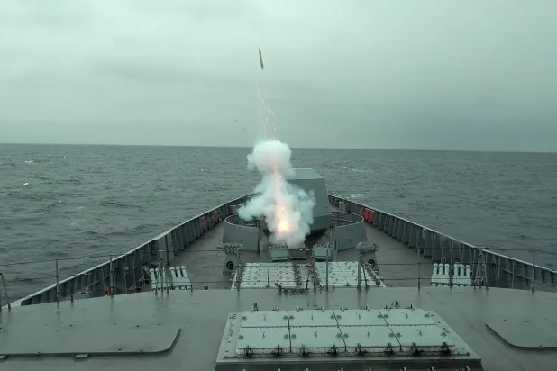 الفرقاطة الروسية «أميرال غولوفكو» تطلق قذيفة مدفعية خلال مناورة بحرية (د.ب.أ)