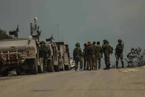 جنود إسرائيليون قرب الحدود اللبنانية (إ.ب.أ)