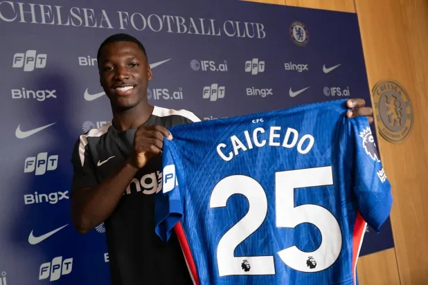 كايسيدو بعد تجديد عقده مع الفريق (نادي تشيلسي)