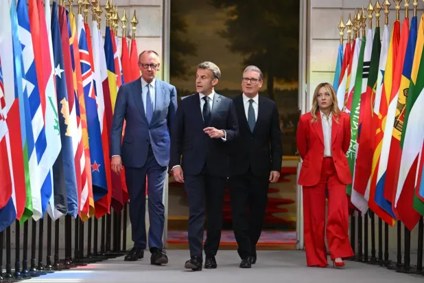 Fransa Cumhurbaşkanı Emmanuel Macron ve Birleşik Krallık Başbakanı Keir Starmer, 6 Ocak’ta Paris’teki Elysee Sarayı’nın girişinde (DPA)