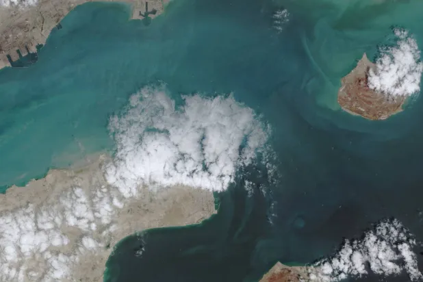 صورة التقطها قمر اصطناعي تُظهر حركةَ السفن في مضيق هرمز يوم 17 أبريل من الفضاء (رويترز)