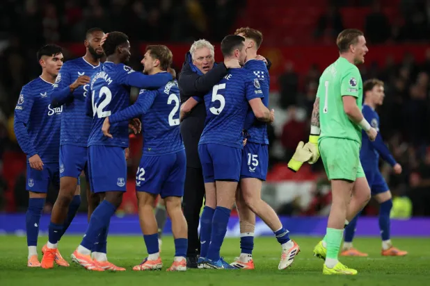 فريق إيفرتون (رويترز)