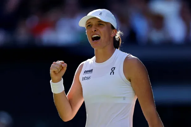 البولندية إيغا شفيونتيك (رويترز)