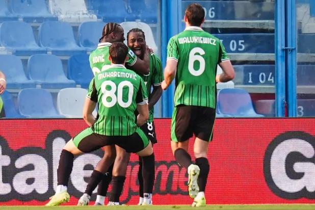 مبالا نزولا لاعب ساسولو يحتفل مع زملائه بعد تسجيل الهدف الثاني (أ.ب)