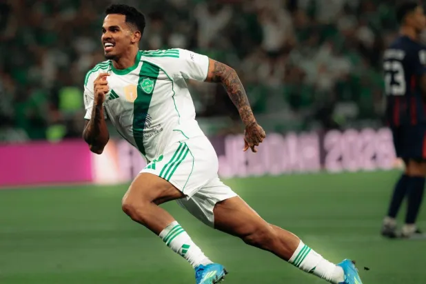 جالينو يحتفل بهدفه في شِباك جوهور الماليزي (النادي الأهلي)