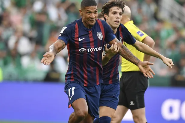 جايرو داسيلفا تعرض لإصابة قوية أثناء المباراة (النادي الأهلي) 