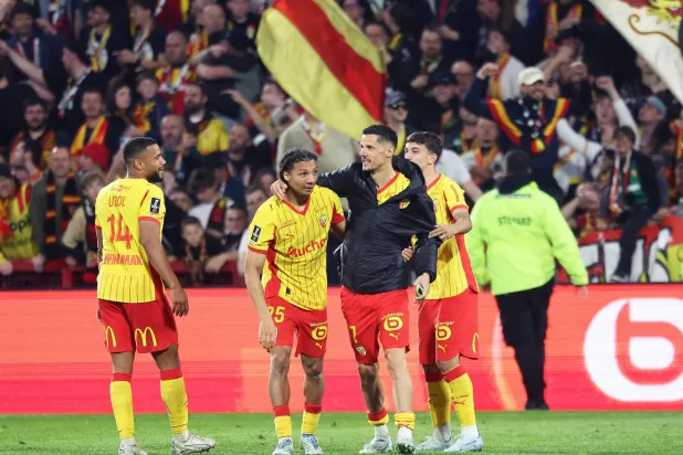 مدافع «لنس» إسماعيلو غانيو يحتفل بتسجيل هدف مع زميله المُهاجم فلوريان سوتوكا أمام «تولوز» (أ.ف.ب)