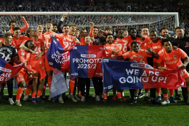 لاعبو «كوفنتري سيتي» يحتفلون بالصعود إلى الدوري الإنجليزي الممتاز (رويترز)