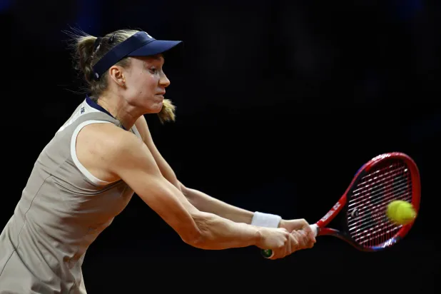 اللاعبة الكازاخستانية يلينا ريباكينا خلال مواجهة الكندية ليلى آني فيرنانديز (د.ب.أ)