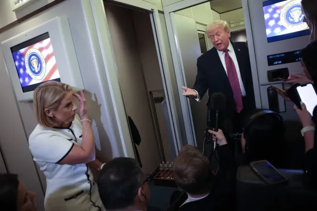 Trump, başkanlık uçağında gazetecilere konuşuyor (AFP)