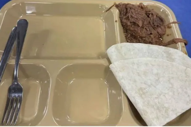 وجبة متواضعة تم تصويرها على متن يو إس إس طرابلس (صحيفة «يو إس إيه توداي»)