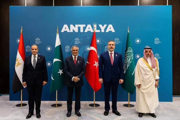 This handout photograph taken and released by Turkish Foreign Ministry on April 17, 2026, shows Türkiye's Foreign Minister Hakan Fidan (2nd R), Saudi Arabia's Foreign Minister Faisal bin Farhan Al-Saud (R), Egyptian counterpart Badr Abdelatty (L) and Pakistan's Foreign Minister Ishaq Dar (2nd L) poses family photo during the 5th edition of the Antalya Diplomacy Forum (ADF2026) in Antalya. (Photo by Turkish Foreign Ministery Press Service / TURKISH FOREIGN MINISTRY / AFP) CLIENTS