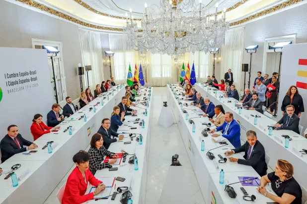 اللقاء الثنائي بين البرازيل وإسبانيا على هامش المؤتمر (إ.ب.أ)