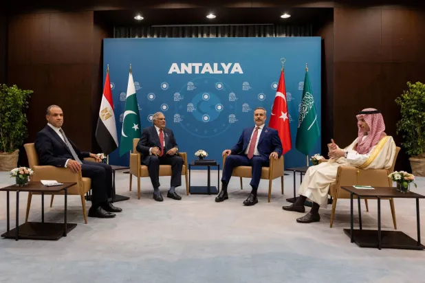 وزراء خارجية تركيا والسعودية ومصر وباكستان خلال اجتماعهم في أنطاليا لمناقشة جهود وقف حرب إيران (رويترز)
