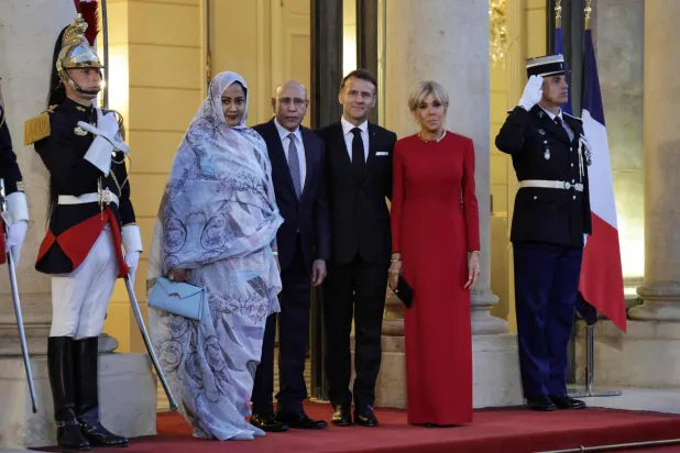 الرئيس الفرنسي وحرمه يستقبلا ولد الغزواني وزوجته خلال زيارتهما إلى باريس (أ.ف.ب)