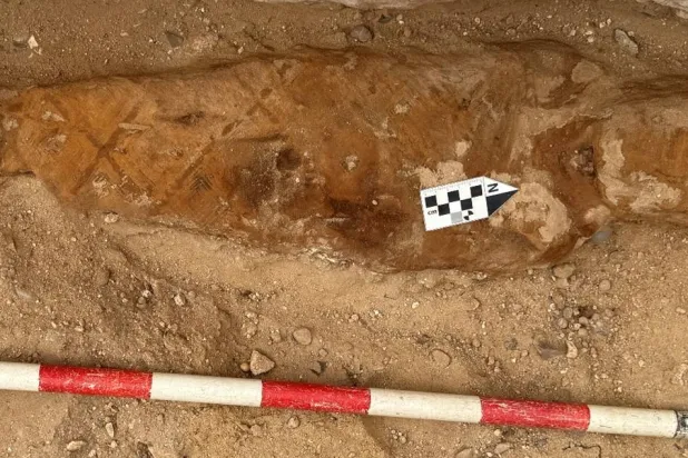 مومياء اكتُشفت داخل المقبرة (وزارة السياحة والآثار المصرية)