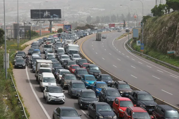 Vehicles line up as displaced people make their way to return to their homes after a 10-day ceasefire between Lebanon and Israel went into effect, in Sidon, Lebanon, April 18, 2026. REUTERS/Aziz Taher