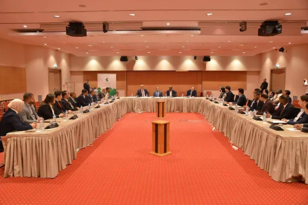 رئيس سلطة الانتخابات مع وزير الشباب ومستشارين بالرئاسة في لقاء مع كوادر من هيئة الانتخابات (السلطة)