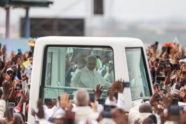 البابا ليو الرابع عشر يحيّي الحشود خلال قداس في مطار ياوندي بالكاميرون اليوم (أ.ف.ب)