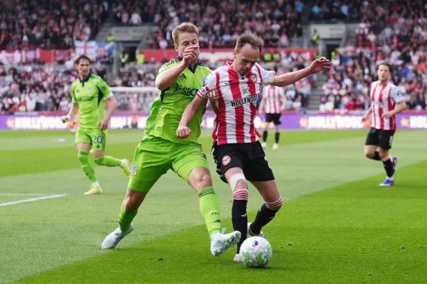 صراع على الكرة بين يواكيم أندرسن من فولهام وميكيل دامسغارد من برينتفورد (د.ب.أ)