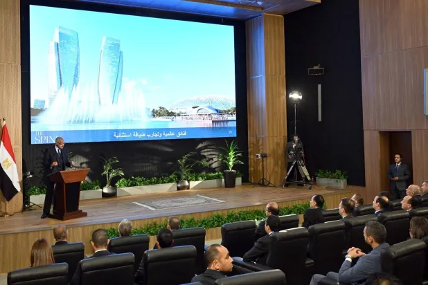 هشام طلعت مصطفى خلال إطلاقه المشروع الجديد في مجلس الوزراء المصري (الشرق الأوسط)