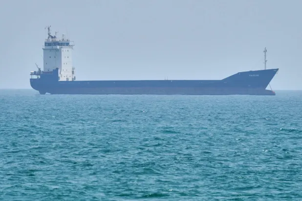 ناقلة متوقفة قبالة جزيرة قشم الإيرانية في مضيق هرمز (أ.ب)
