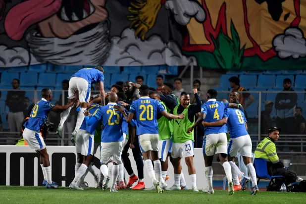 لاعبو ماميلودي صن داونز يحتفلون بتسجيل هدفهم الأول أمام الترجي الرياضي التونسي (أ.ف.ب)