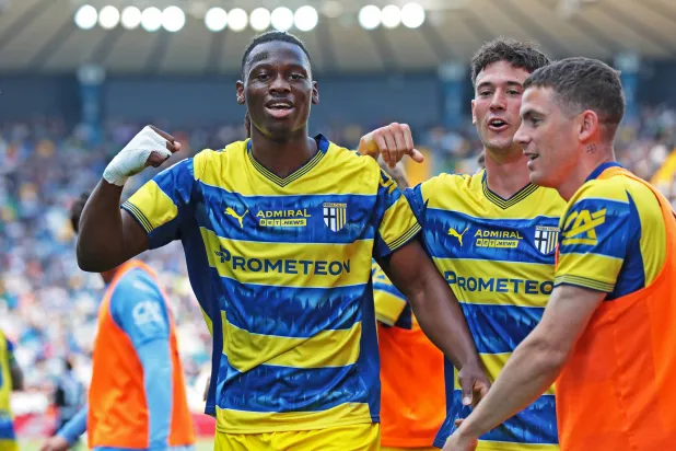 لاعب بارما هيرناني يحتفل بتسجيل الهدف الأول لفريقه مع زملائه أمام أودينيزي (د.ب.أ)