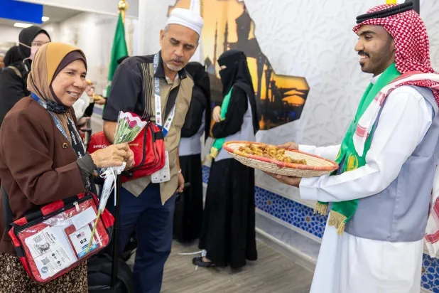 حفاوة سعودية بالحجاج بصالة مبادرة «طريق مكة» بمطار جناح الدولي بكراتشي (الداخلية السعودية)