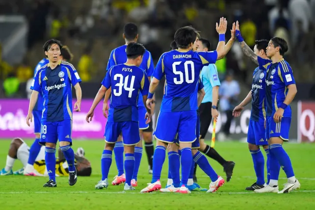 فريق ماتشيدا الياباني محتفلاً بالتأهل إلى نصف النهائي الآسيوي (واس)