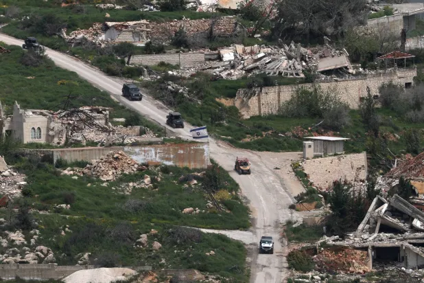 عربات تابعة للجيش الإسرائيلي على الجانب اللبناني من الحدود كما تظهر من الجليل الأعلى (إ.ب.أ)