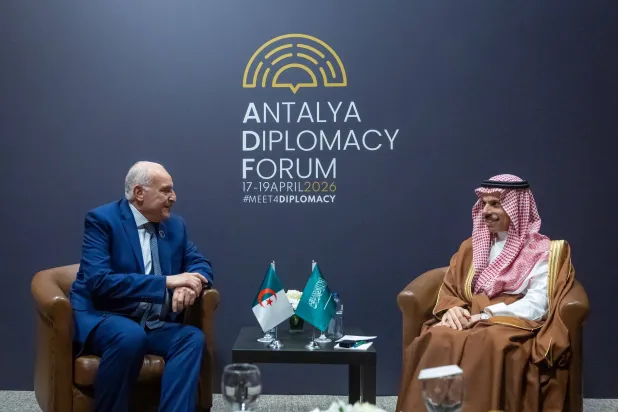 الأمير فيصل بن فرحان وزير الخارجية السعودي خلال لقائه نظيره الجزائري أحمد عطّاف (واس)