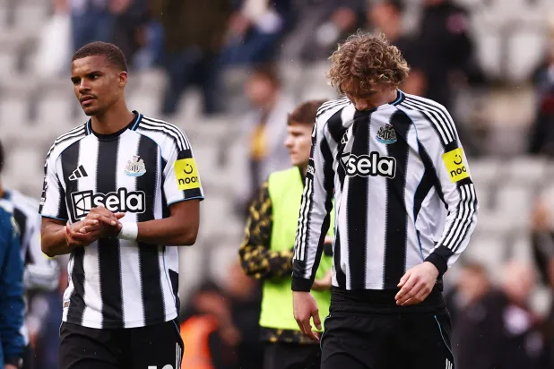 نيك وولتميد ومالك ثياو لاعبا نيوكاسل محبطان بعد المباراة (رويترز)