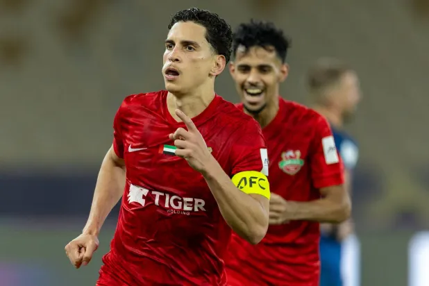 رينان فيكتور محتفلاً بهدف الفوز (نادي شباب الأهلي)