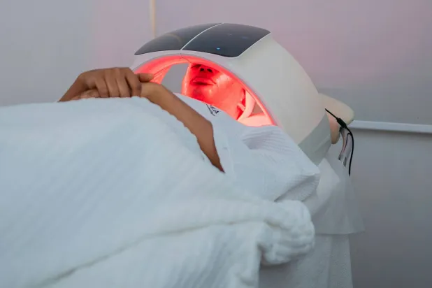 الأدلة العلمية تدعم بشكل متزايد الادعاء بأن العلاج بالضوء الأحمر يُحسّن ملمس البشرة ويُعزز نمو الشعر (بيكسلز)