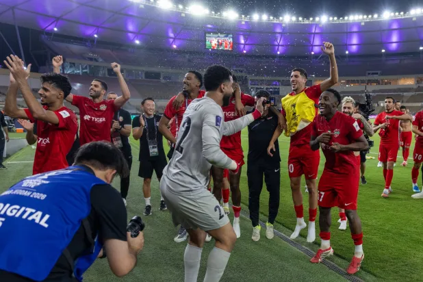 لاعبو شباب الأهلي يحتفلون بعد التأهل إلى نصف النهائي الآسيوي (واس)
