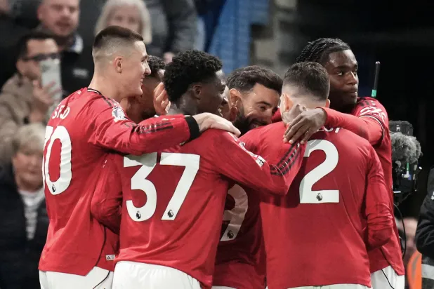 لاعبو اليونايتد يحتفلون بهدف الفوز على تشيلسي (أ.ب)