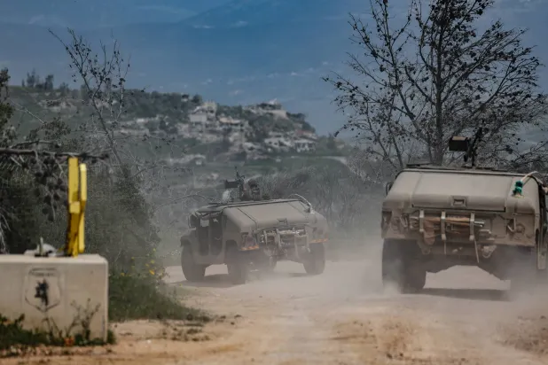 مركبات عسكرية إسرائيلية في طريقها لعبور الحدود مع لبنان (إ.ب.أ)