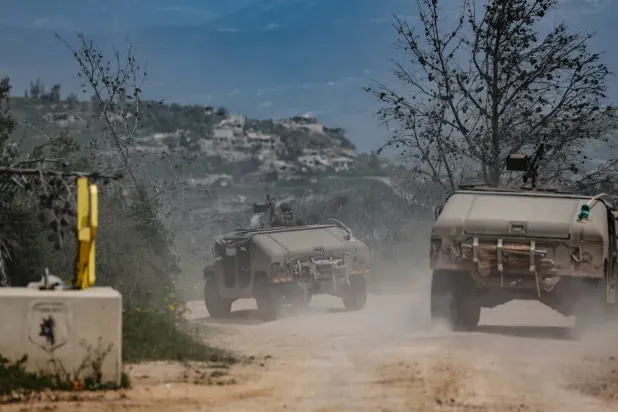 Lübnan sınırını geçmek üzere olan İsrail askeri araçları (EPA)